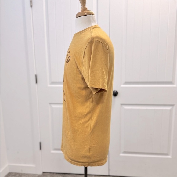 Men's Wrangler T-shirt Size M Gold Motorcycle Graphic Tee - Picture 2 of 4